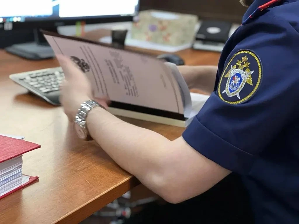В Каспийске проводится процессуальная проверка по факту падения молодого человека из окна