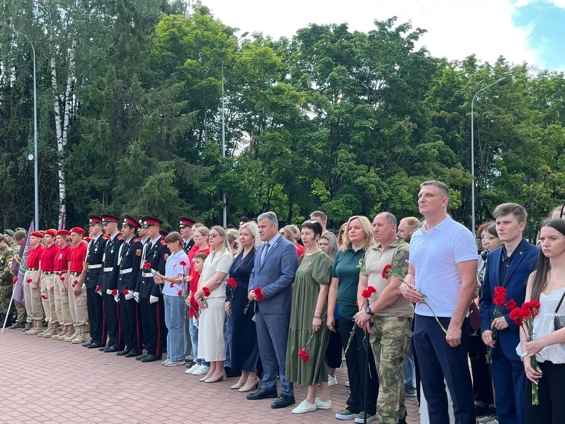 В Брянске у Кургана Бессмертия почтили память детей-жертв войны в Донбассе

Сегодня, 27 июля, у подн