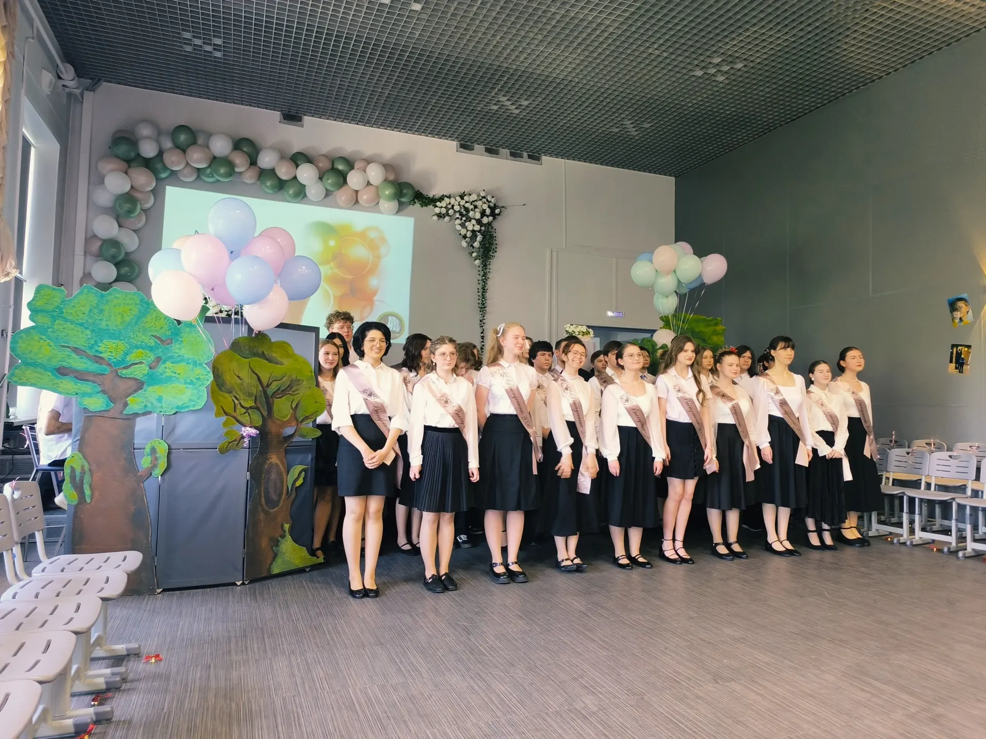 #ПоследнийЗвонок2026 | Время прощаться со школой 🎓  Вчера в 3 корпусе нашей школы прозвенел Последни