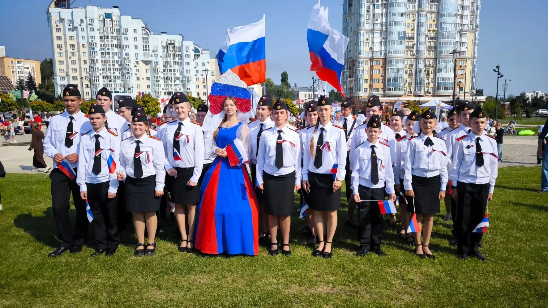 🇷🇺🇷🇺🇷🇺ТРИКОЛОР НАД ГОРОДОМ: КАК КАДЕТЫ ОТМЕТИЛИ ДЕНЬ ФЛАГА РОССИИ НА СОБОРНОЙ ПЛО...