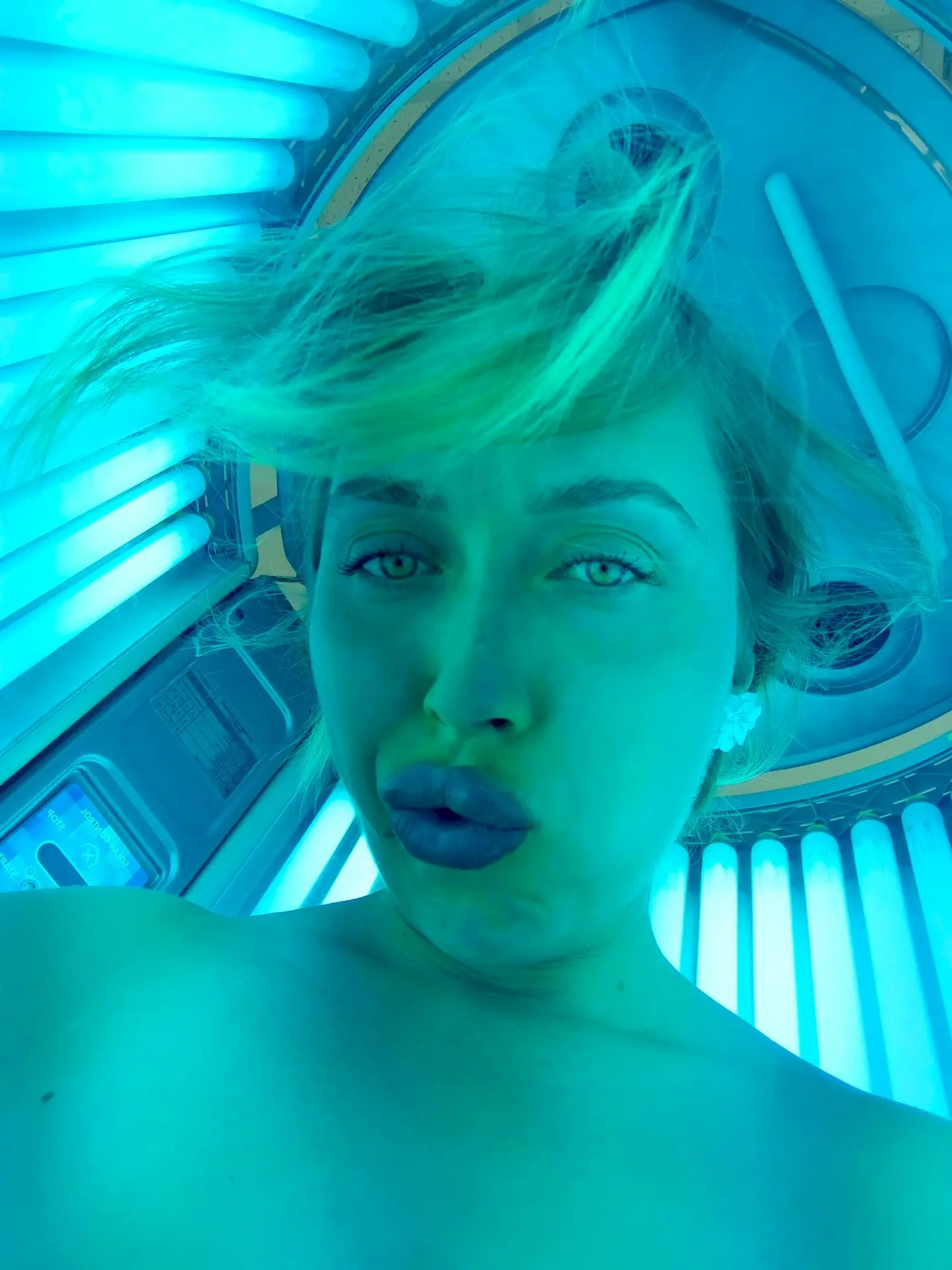 Уличных солнечных лучей уже недостаточно , а так хочется загар 👙 ☀️