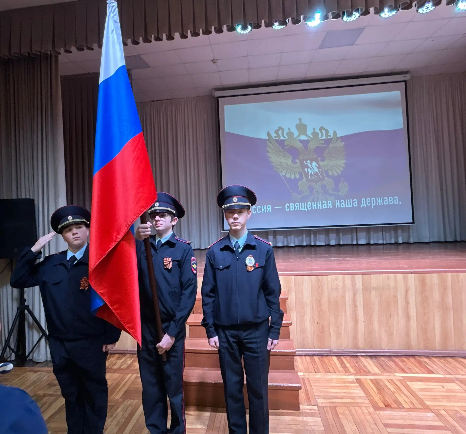 ✅Новая учебная неделя: торжественная линейка в школе!  🇷🇺🙏 ⚡️Линейка началась торжественным построен
