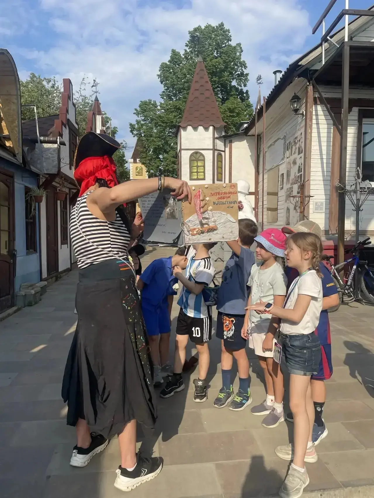Поздравляем с окончанием учебного года! 🥳  Ученики 1 «Н» класса отметили этот день по-настоящему ярк