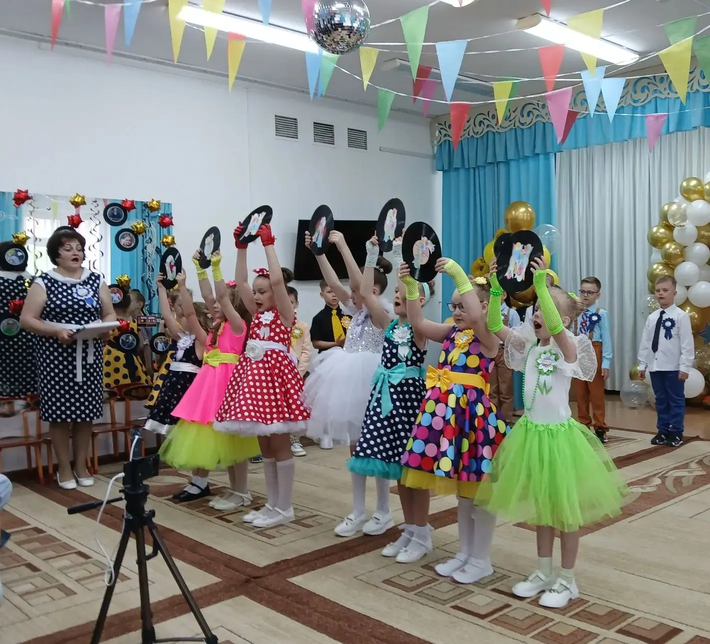 Яркие платья в горошек, пышные юбки, цветные галстуки, дерзкие начесы и море зажигатель...