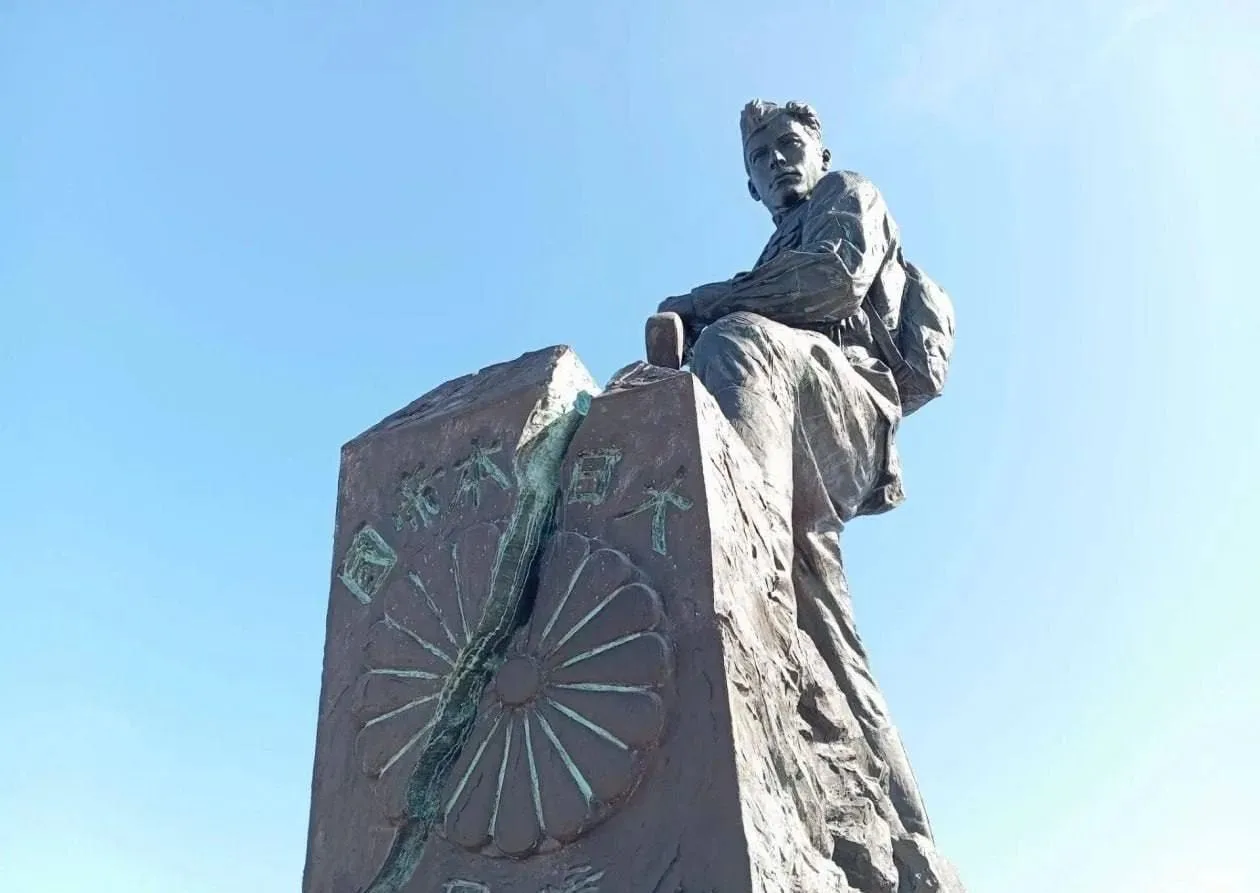 Японская чиновница обиделась на столб. Мы в шоке