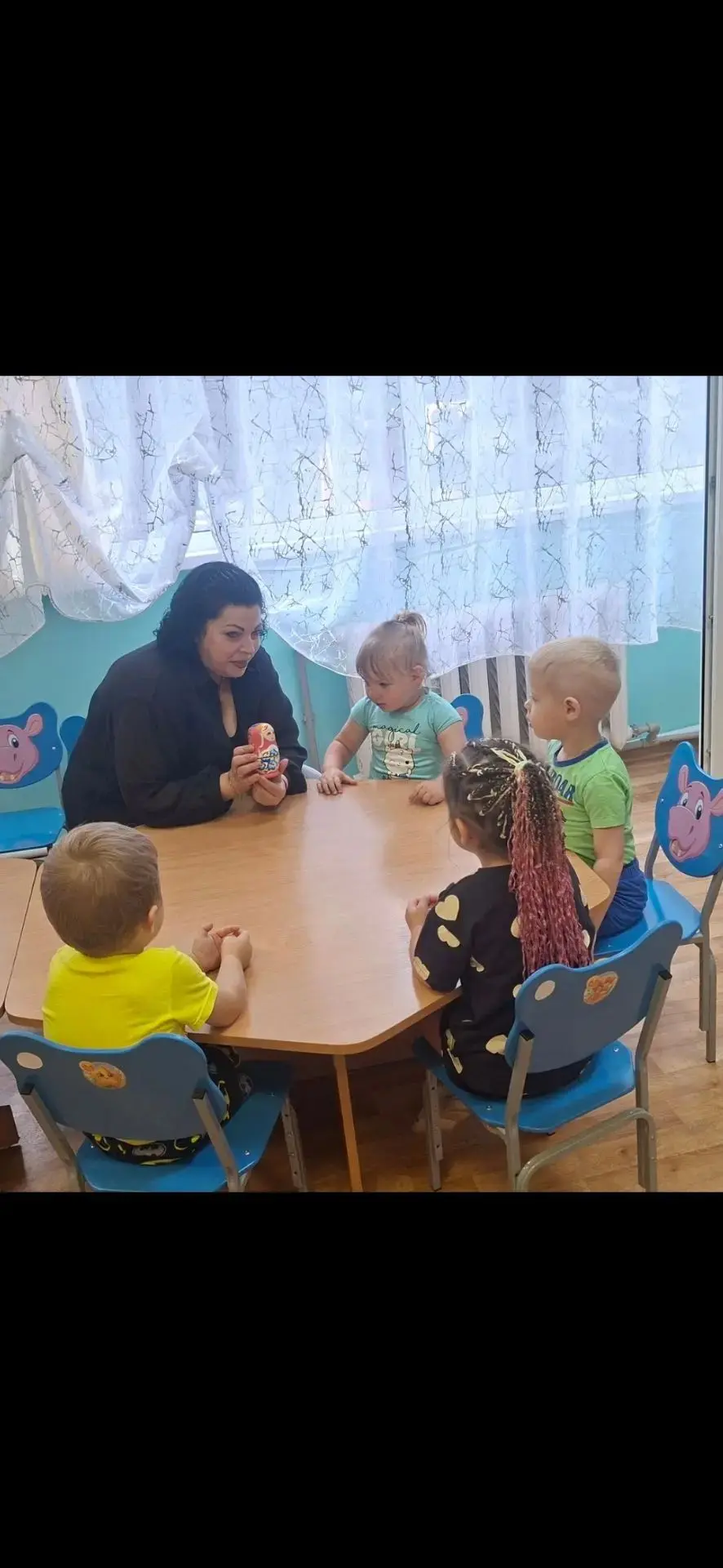 Деревянные подружки
Любят прятаться друг в дружке,
Носят яркие одёжки,
Называются-матрёшки.🪆🪆🪆 Се