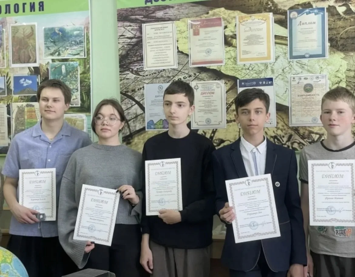 ⚡️ ЗНАЙ НАШИХ! ГЕРОИ СРЕДИ НАС: ПОКОРИТЕЛИ НАУЧНЫХ ВЕРШИН ИЗ ШКОЛЫ №32!  🏆🏛История успеха, которая д