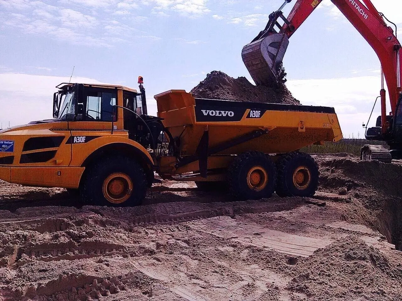ООО «ГЕПАРД» приглашает водителей для работы на сочленённых самосвалах Volvo A 30F на объектах в ХМА