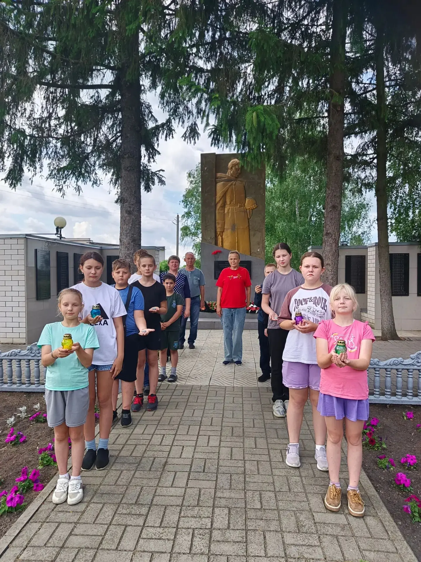 🕯️ День памяти и скорби: мы помним...

В преддверии  памятного  дня обучающиеся нашей школы, советн