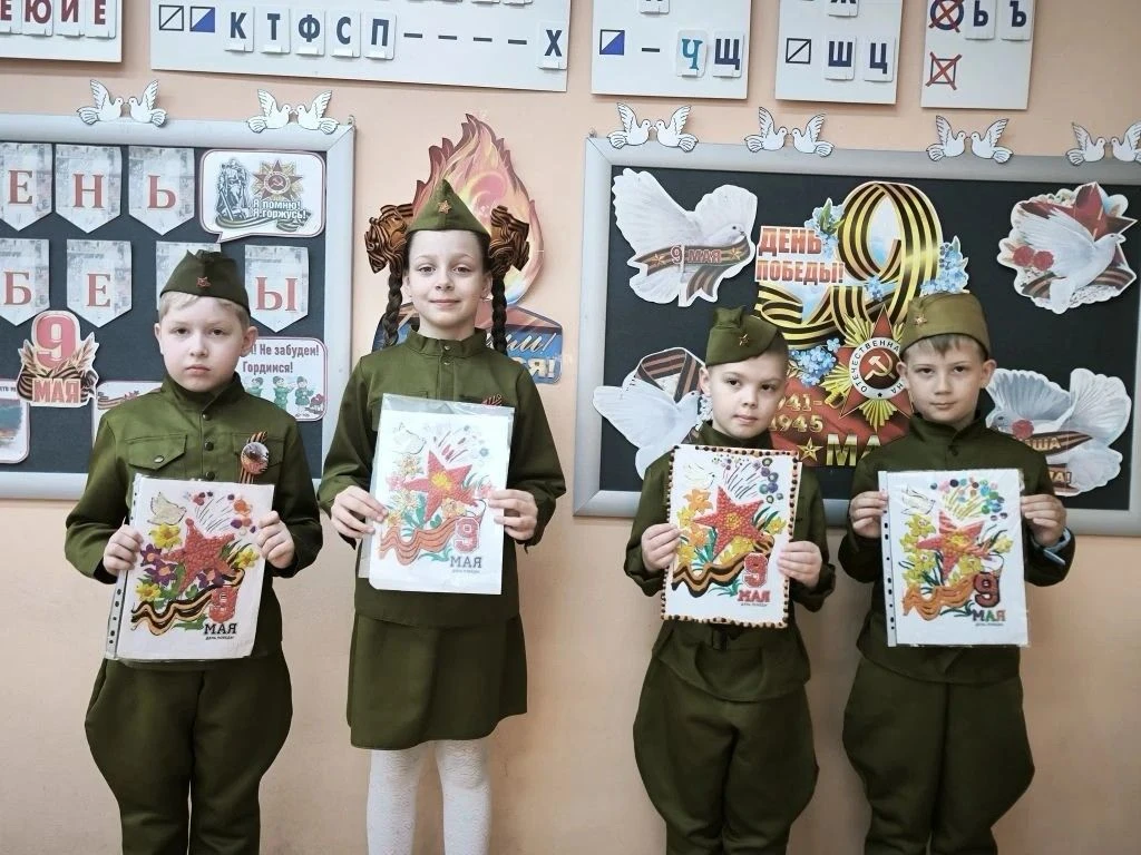 Сегодня в 1 «А» классе прошло мероприятие, посвящённое Дню Победы. Ребята читали стихи и рассказы о 