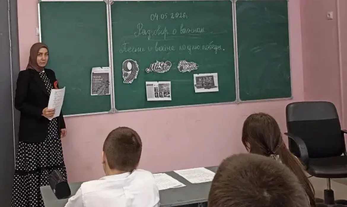 Каждый понедельник в нашей школе по традиции начинается с торжественной церемонии поднятия государст