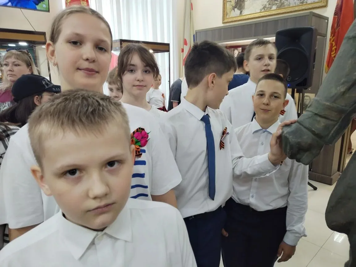 🚩 В преддверии Дня Победы  ученики 5а класса посетили музейно-выставочный комплекс, где подгрузились