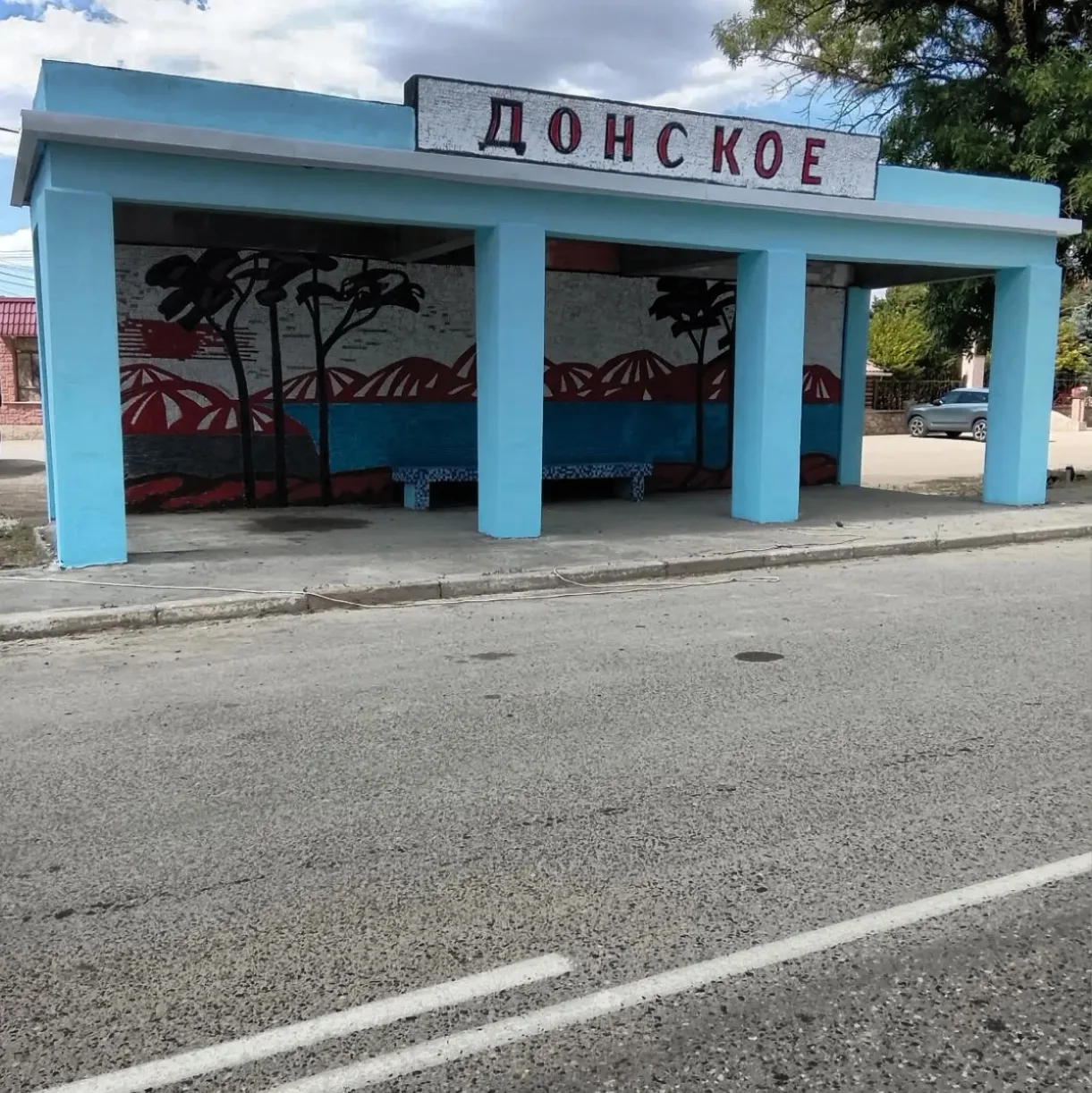 Не просто покрасили — подарили автопавильону вторую жизнь.

На а/д Таврида – Донское дорожники береж