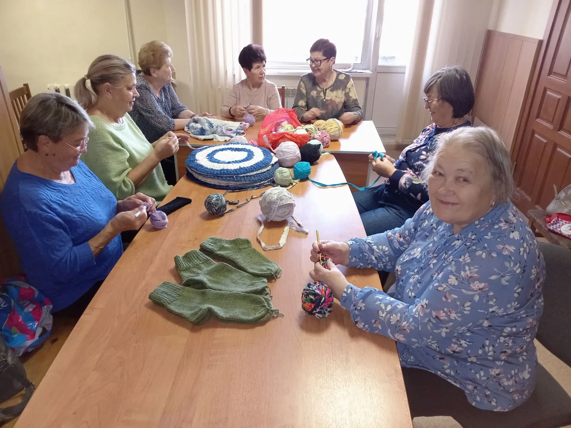 🧶 Совет ветеранов № 8 возобновил работу по вязанию тёплых вещей для военнослужащих.