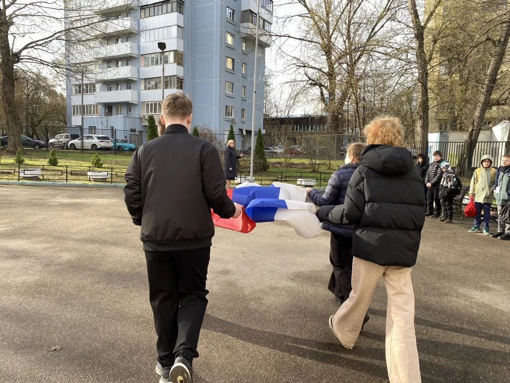 ЦЕРЕМОНИЯ ПОДНЯТИЯ ФЛАГА   🇷🇺 Учебная неделя после каникул традиционно началась с торжественной цере