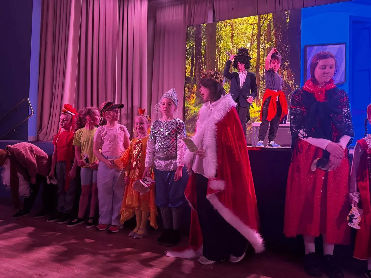 🎭 Сегодня актовый зал школы превратился в Лукоморье!  Знаете, что бывает, если дать современному под