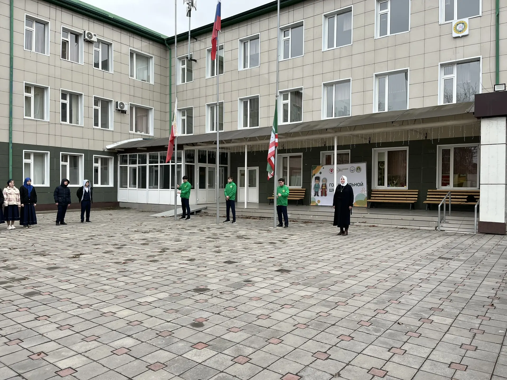 По традиции в МБОУ «СОШ №20 им. М.С.Ташухаджиева» учебная неделя началась с церемонии поднятия госуд