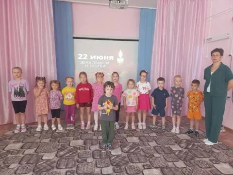 Он самый длинный день в году,
С его безоблачной погодой,
Нам выдал общую беду.
На всех, на все четыр
