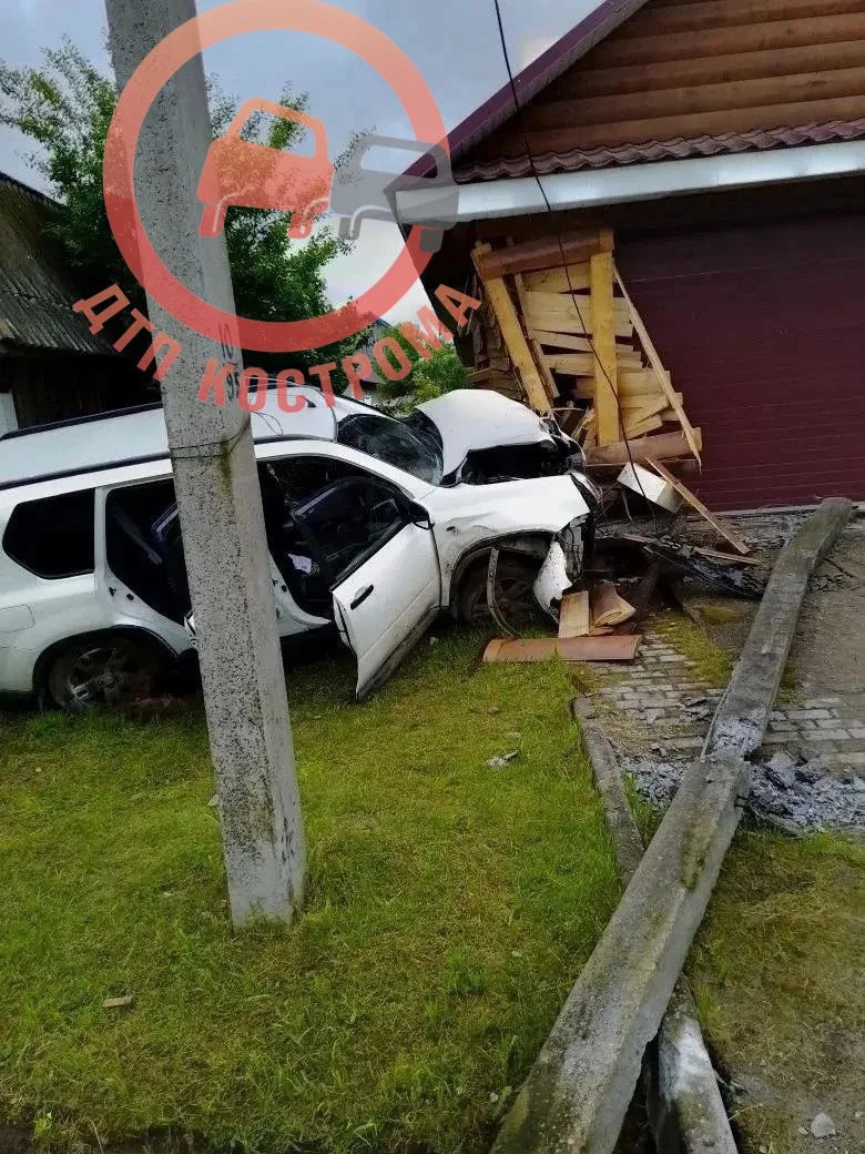 🚗 В Кадые машина вылетела с дороги и въехала в гараж.