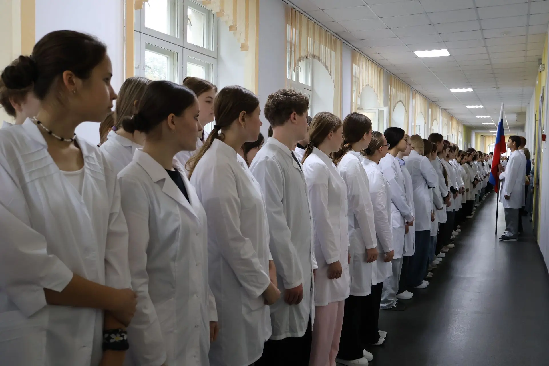 Сегодняшнее утро для студентов-первокурсников началось с торжественной линейки и выноса...