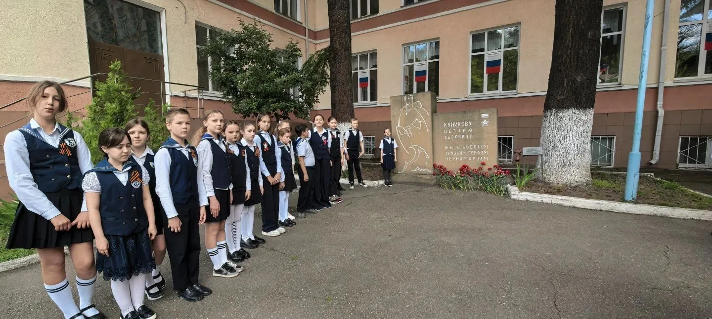 🧑‍🏫 Сегодня в стенах нашей школы царит особая атмосфера — атмосфера глубокого уважения, памяти и гор