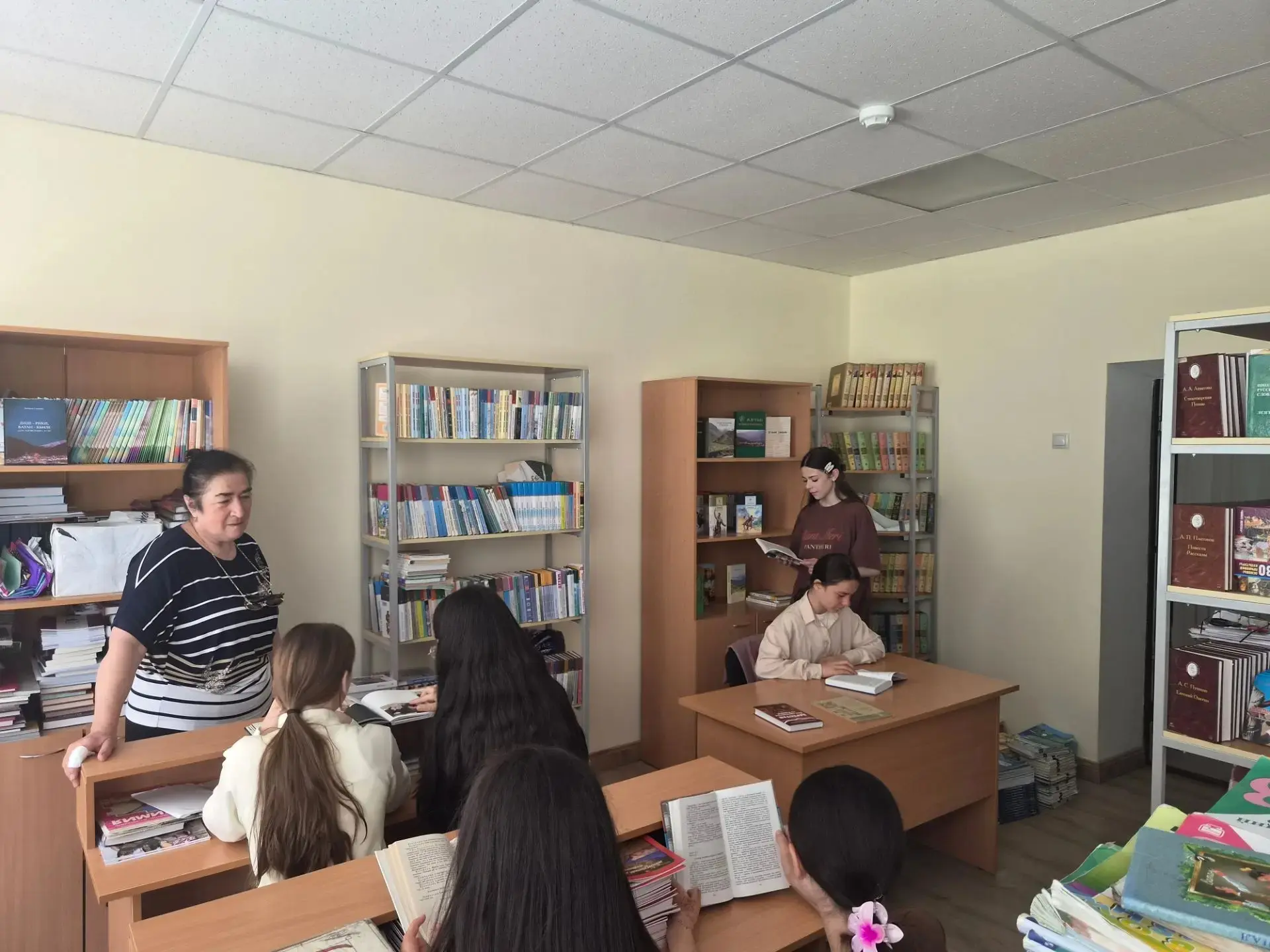 Сегодня  наш летний школьный лагерь распахнул двери в самое волшебное место школы - биб...