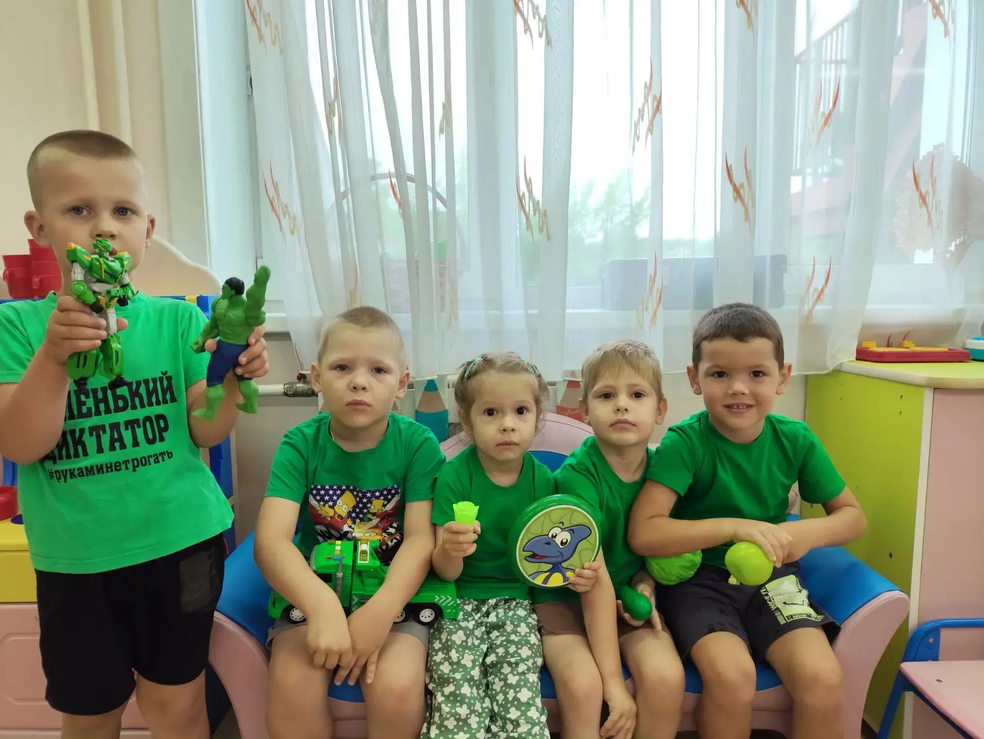 На планете густонаселенной
Нашей, удивительной от веку,
Правит бал повсюду цвет зеленый,
Столь необх