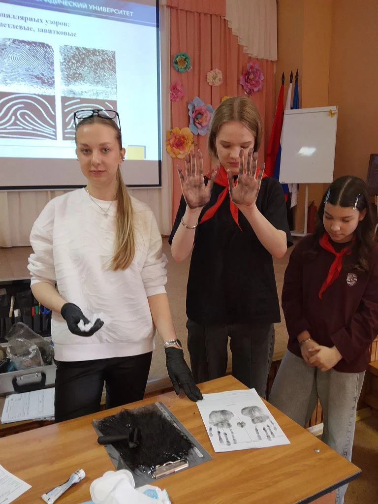 Сегодня к обучающимся 9 классов приходили преподаватели Московской Финансово-Юридической Академии. П