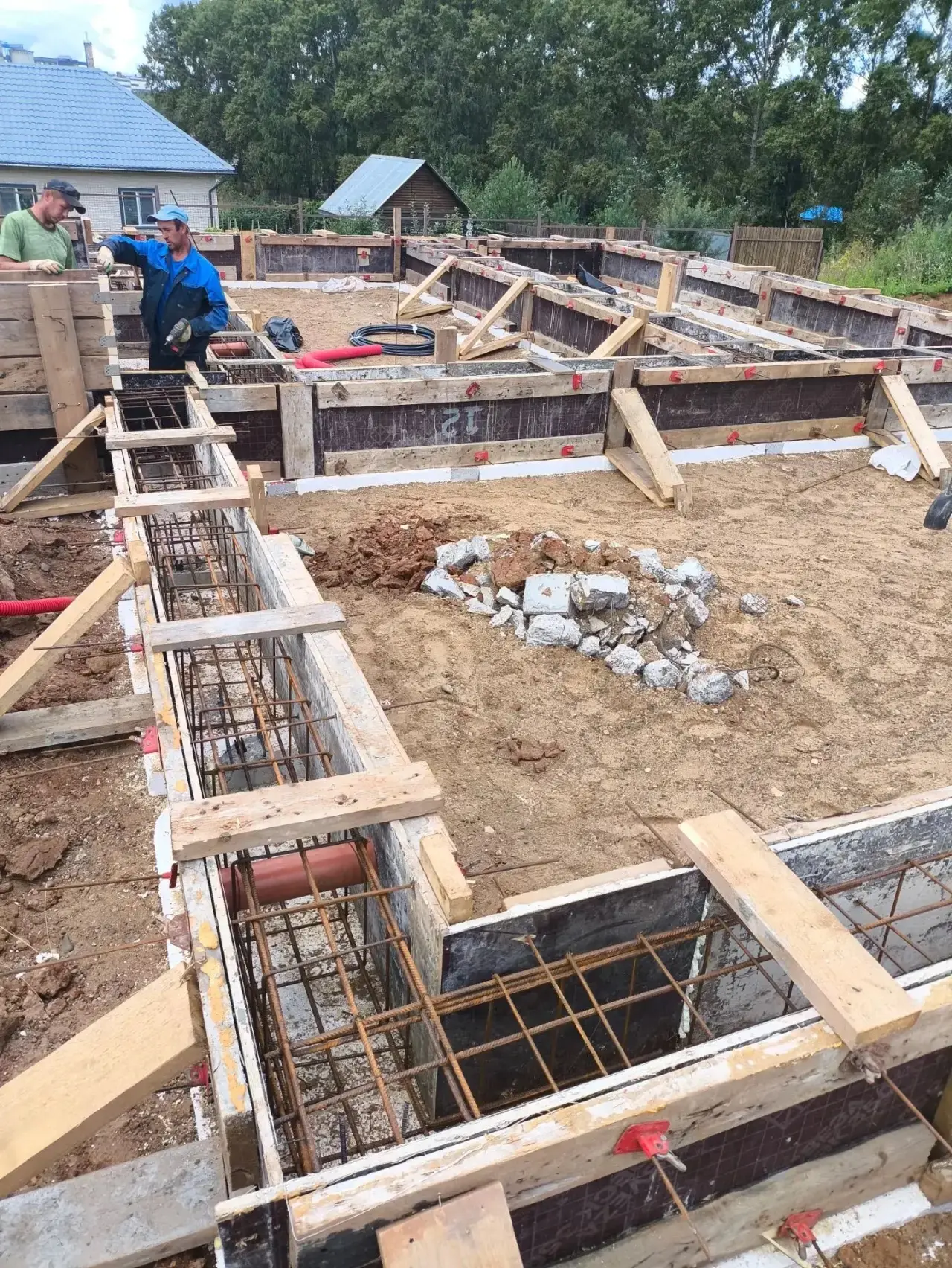 Ведутся работы по заливке бетона на объекте в Верещагино 🏡