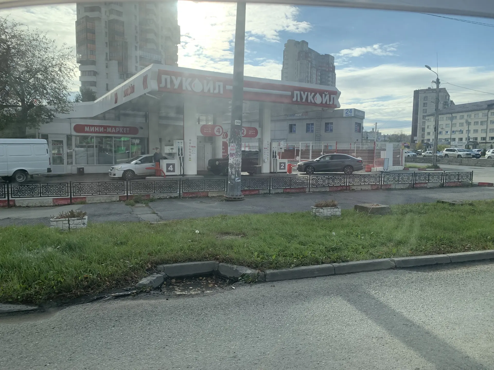 Есть 95-й и дизтопливо на воровского 28/1 Лукойл очереди практически нет