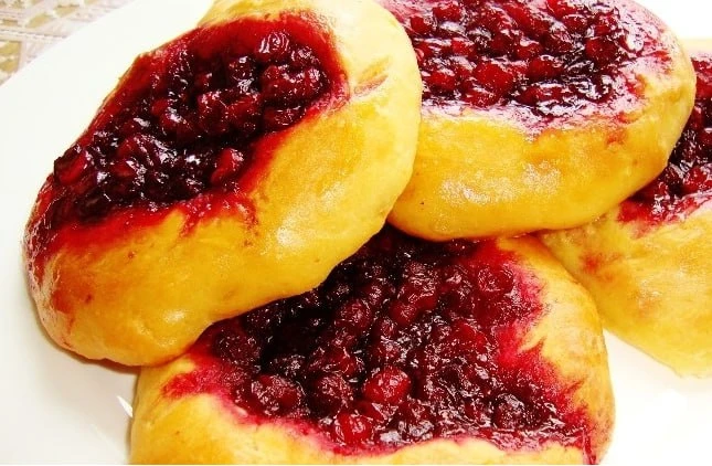 Ватрушки с брусникой