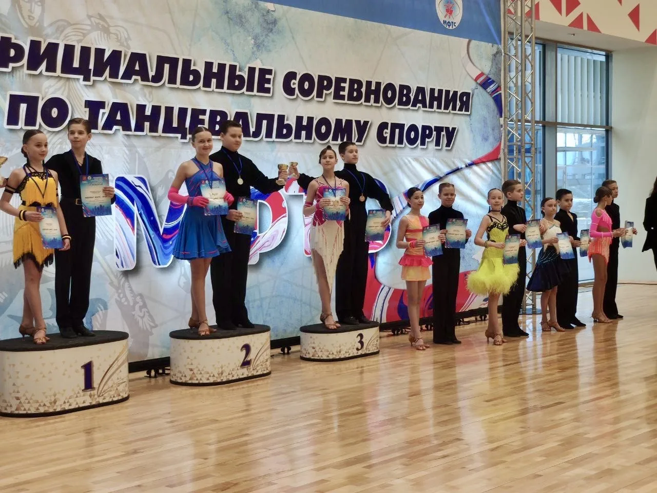 Танцевальные победы 💃  🤩 Наша танцевальная пара Петя, ученик 5 класса «В», и Варя, ученица 6 класса 