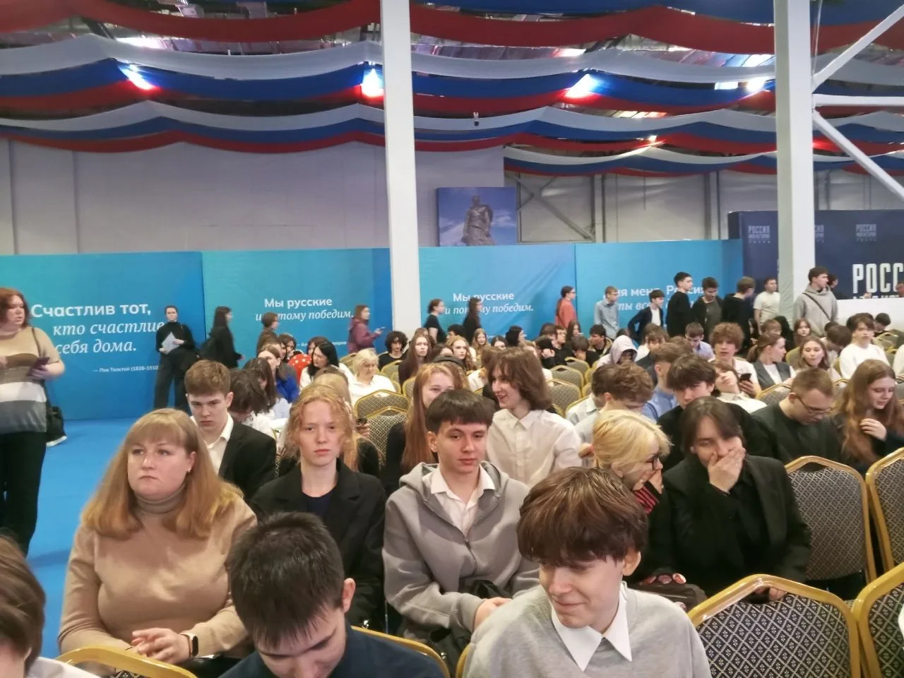 17 апреля учащиеся 9Б класса посетили замечательную ярмарку вакансий «Работа России. Время возможнос