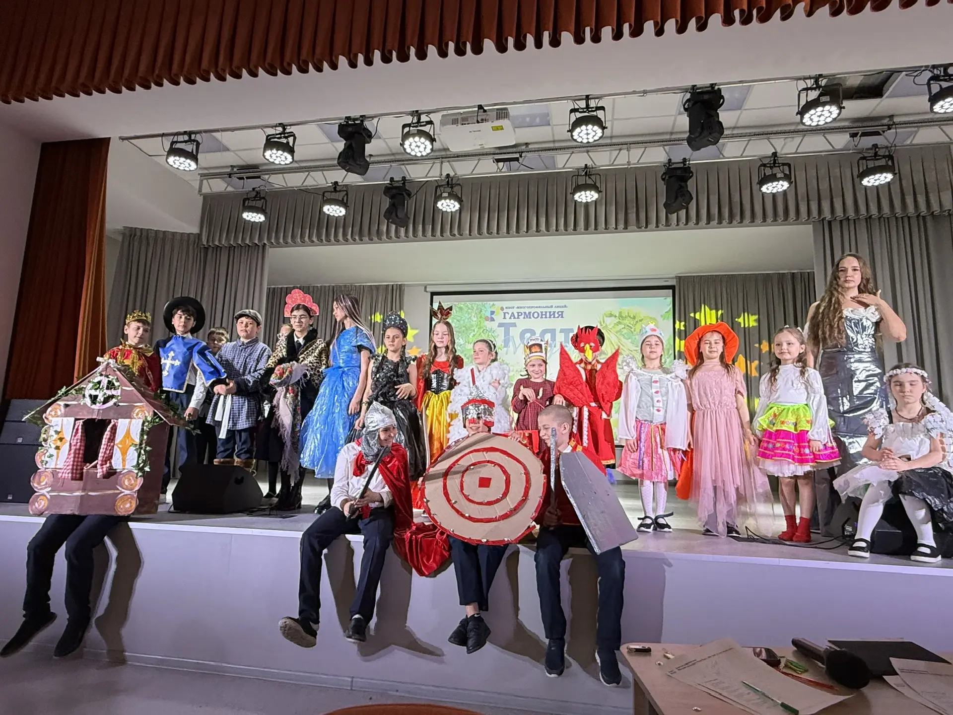 🌟6 «Б» блистает на подиуме! 🤩  Наш класс принял участие в театральном показе мод, и это было незабыв