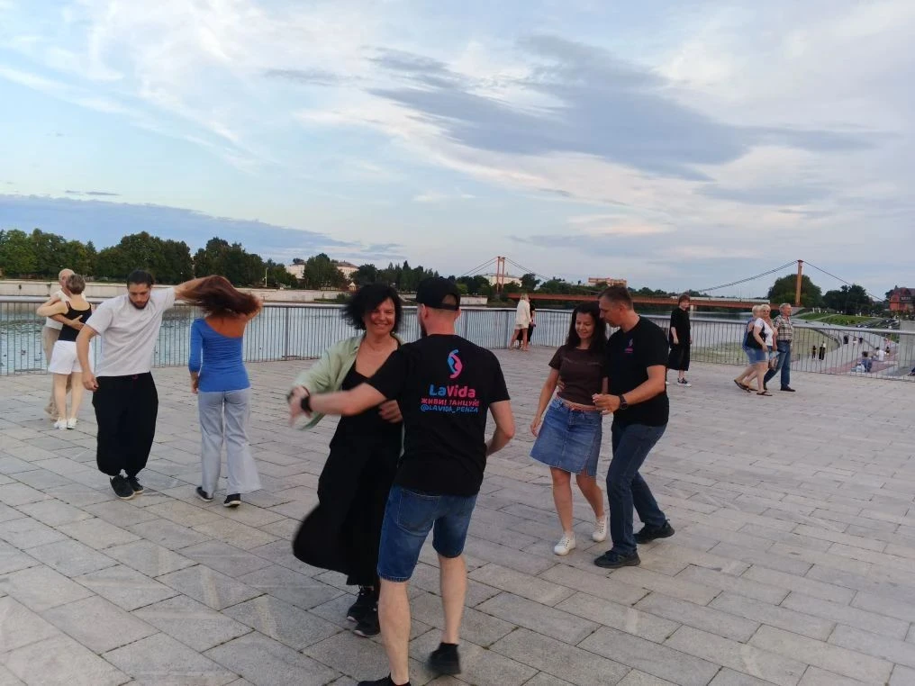 В ритме танца!

Вечером 24 июля  набережная Пензы превратилась в танцевальную площадку! В рамках губ