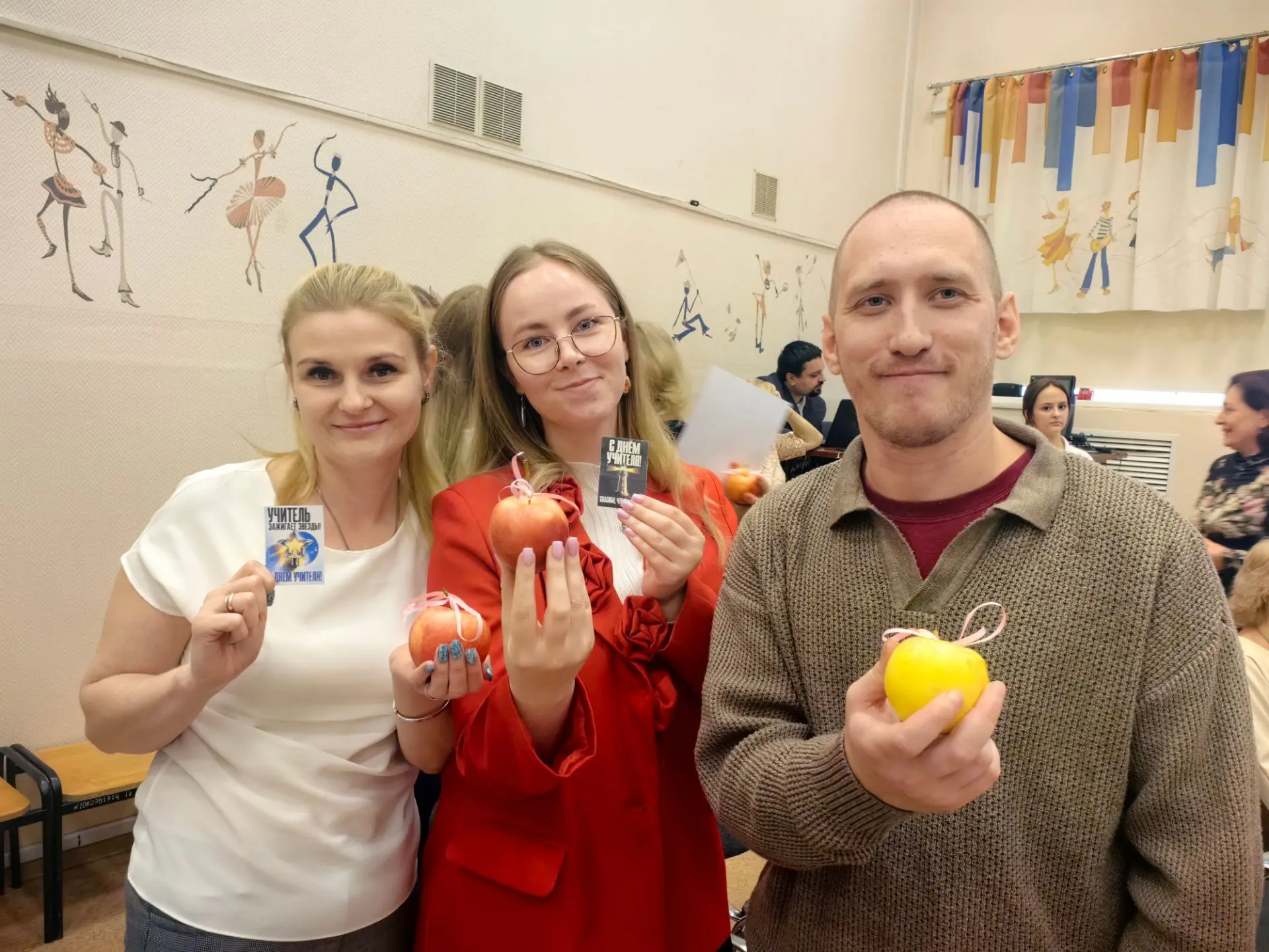 🍎 «Откуси кусочек мудрости»: красивая традиция Гимназии №2 в День учителя