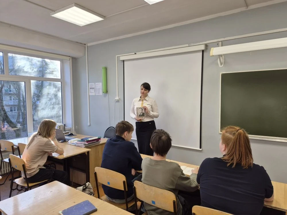 В преддверии Всемирного дня поэзии, который отмечается 21 марта, в 9-м классе прошел классный час с 