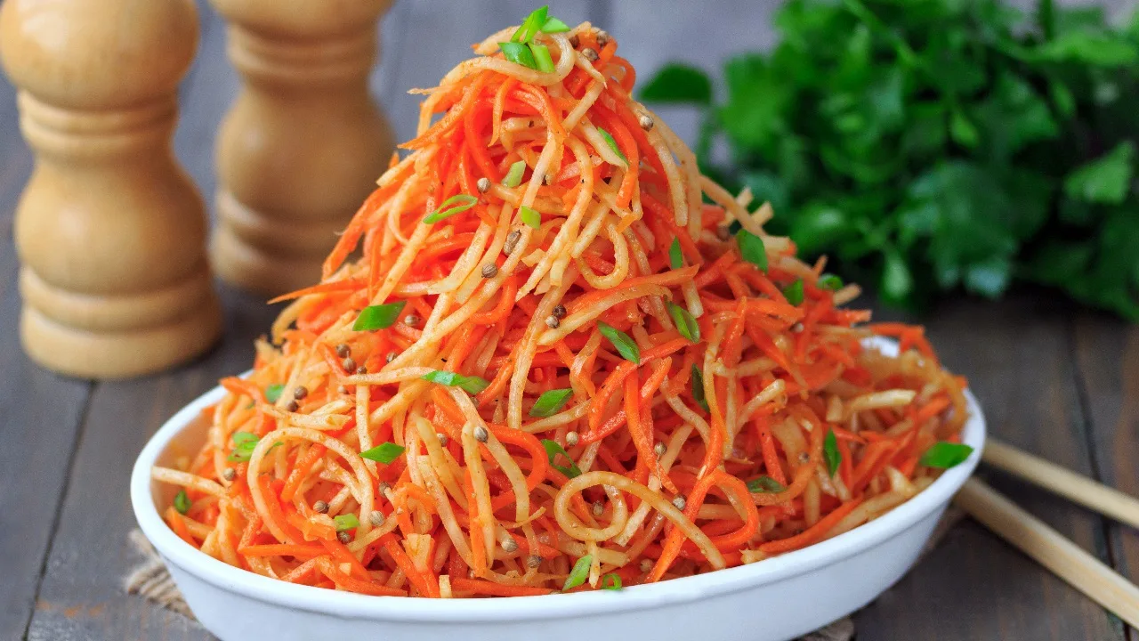 Эта закуска — настоящий взрыв вкуса! Сочная морковь по-корейски в дуэте с ароматным корнем сельдерея