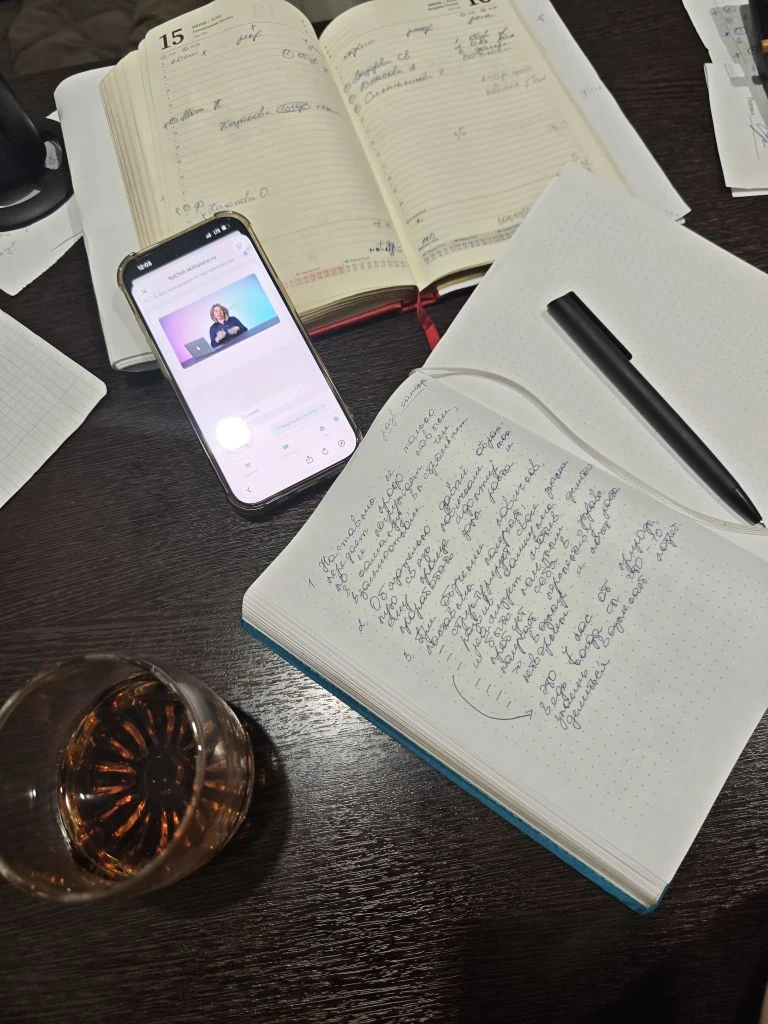 Моё любимое время суток – это ночь. Тишина, и я одна с телефоном или ноутбуком ✨

Думаете, я сплю? Н