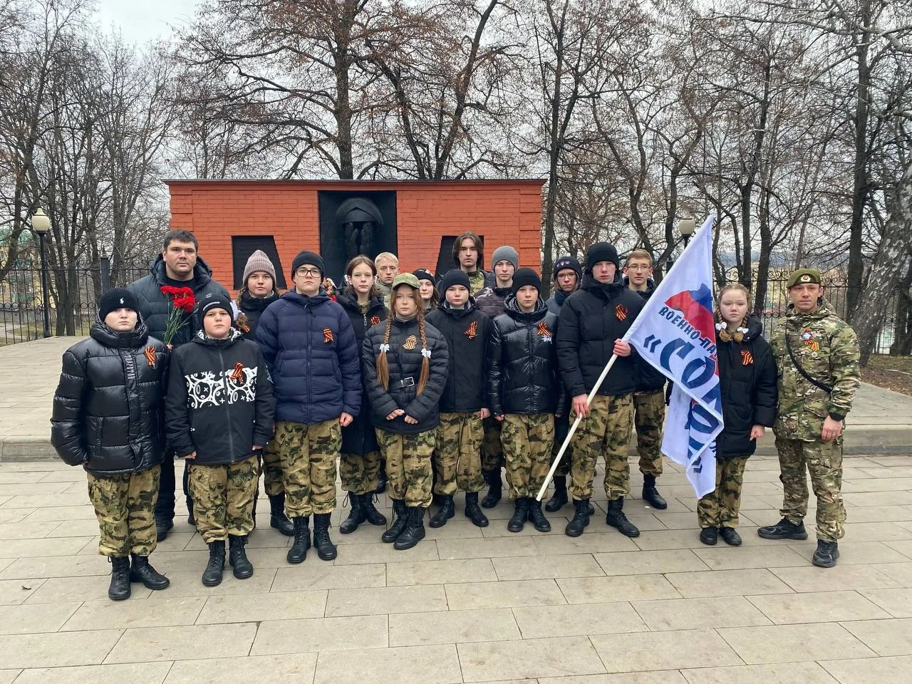 🎖Военно-патриотический клуб "Сокол" нашей #умной_школы принял учасиие в Митинге с возложением цветов