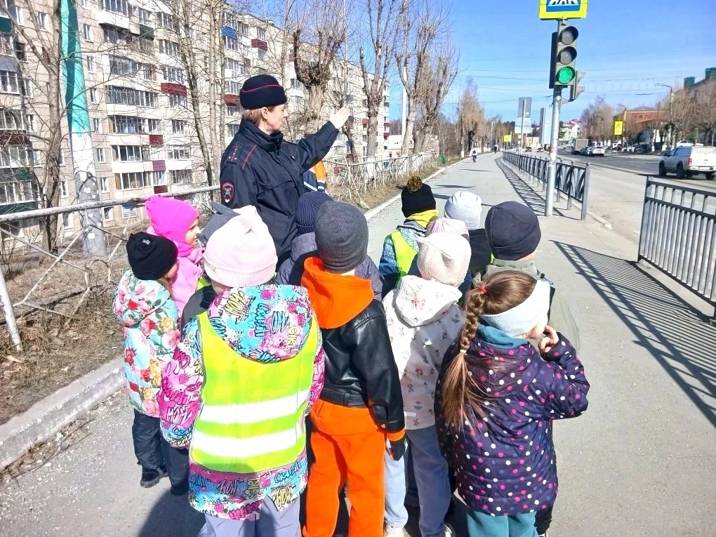 В рамках проведения ОПМ "Внимание каникулы" отряд ЮПИД "Волшебники дороги" совместно с ...