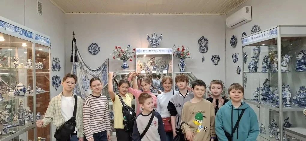 19 апреля ученики 5А, 5Б, 5М, 6А и 6Б классов побывали на  экскурсии "Синь России". Ребята посетили 