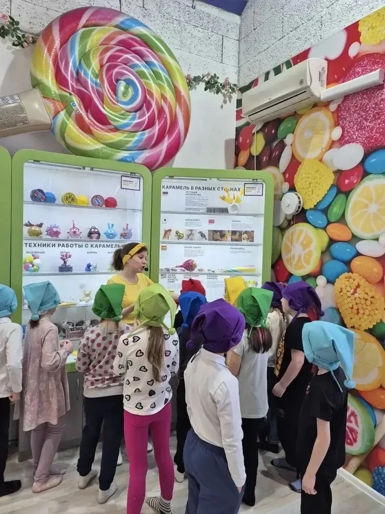 🍭 Сладкий день у первоклассников   Ученики 1В и 1Г классов побывали в карамельном доме и примерили р