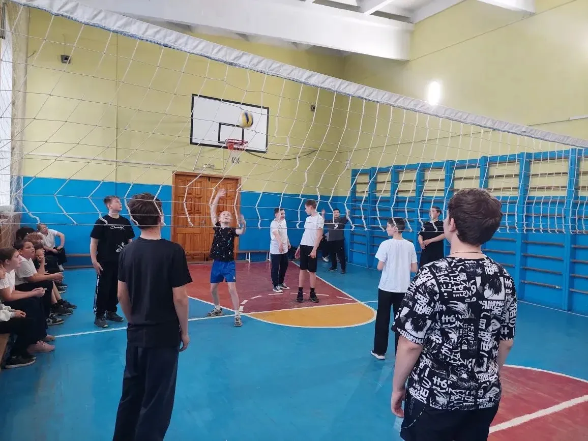 Будь здоров - играй в волейбол! 🏐   В рамках акции «Будь здоров» прошли соревнования по волейболу. Р