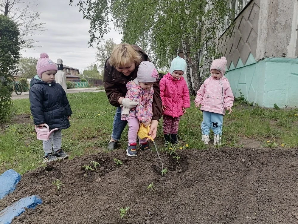 🌺 А наши воспитатели приобщают малышей к выращиванию цветов на клумбе. Создают красоту...