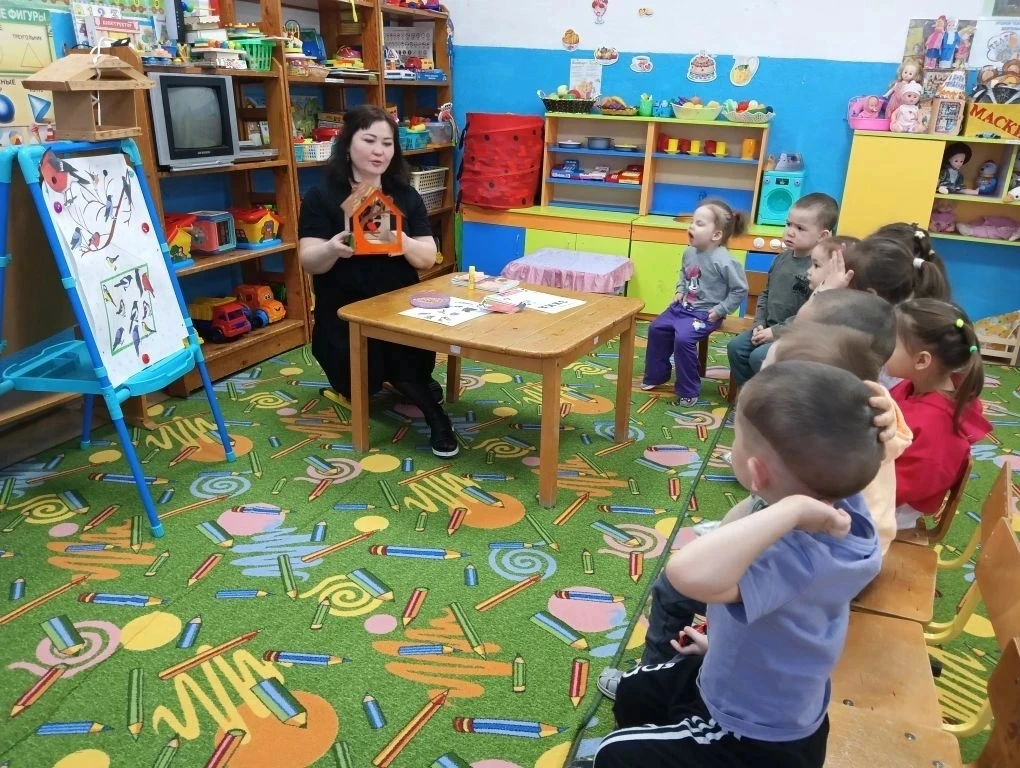 Сегодня дети из группы «Улыбка» узнали, какие птицы живут рядом с нами зимой. Они выясн...