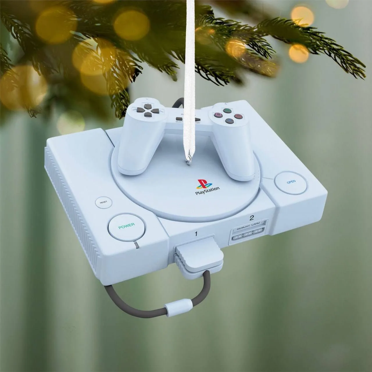 ⚡️Первую PlayStation выпустили вновь.

Правда, в виде ёлочной игрушки от Hallmark. У этой копии при 