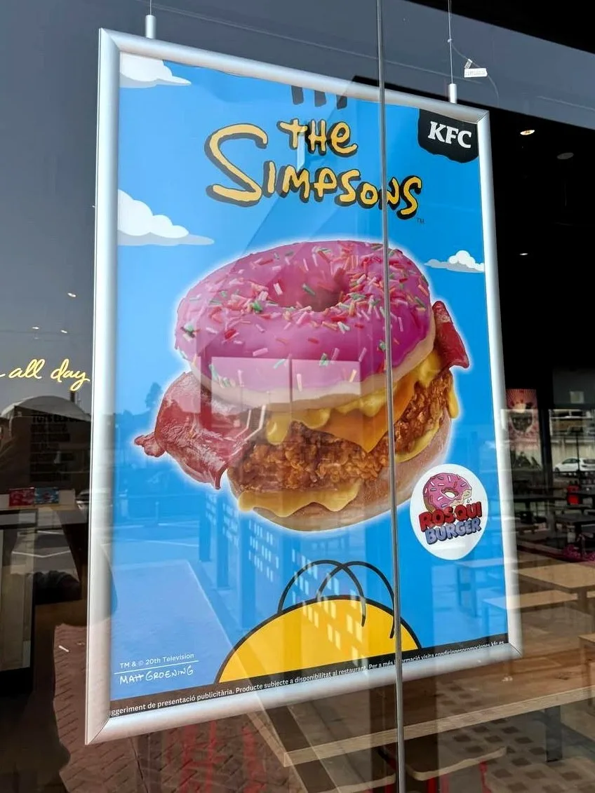 KFC объединился с «Симпсонами» и представил бургер с... пончиками вместо традиционных б...