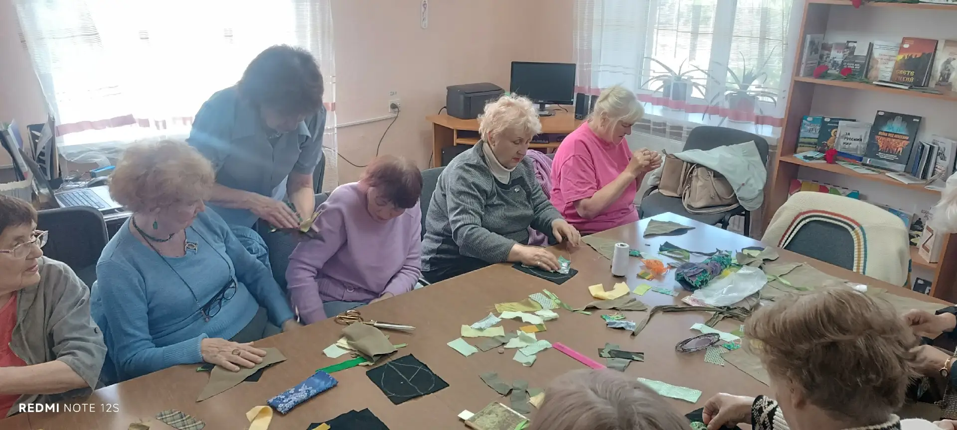✂ 29 мая в Центральной городской библиотеке прошёл мастер класс «Лето красное» для учас...