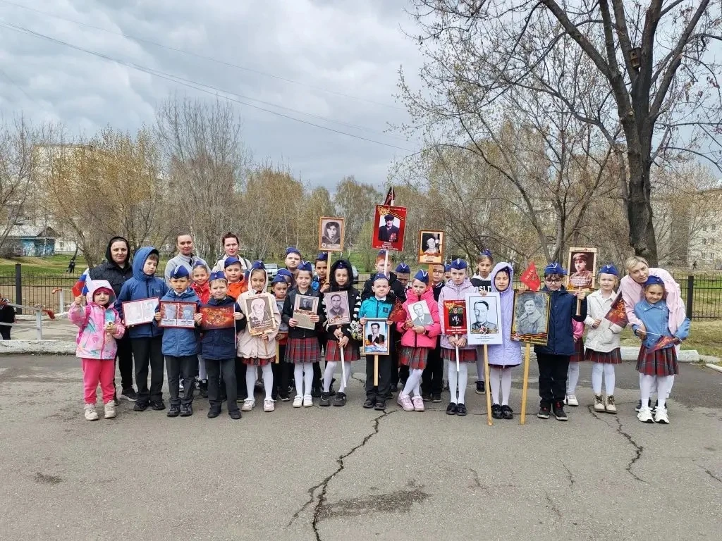 🎖️ Сегодня в нашей школе прошло шествие «Бессмертного полка»! 🎖️  Ученики начальных классов и пятикл